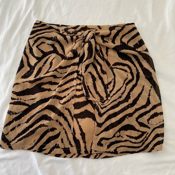 Superdown Tiger Print Wrap Skirt// SMALL - Picture 2 of 5